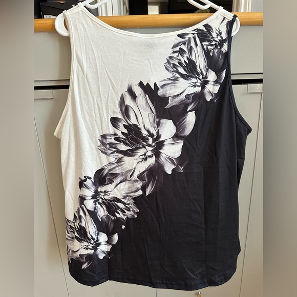 EMERY ROSE Black and white floral sleeveless top 3X (20) - Picture 2 of 4
